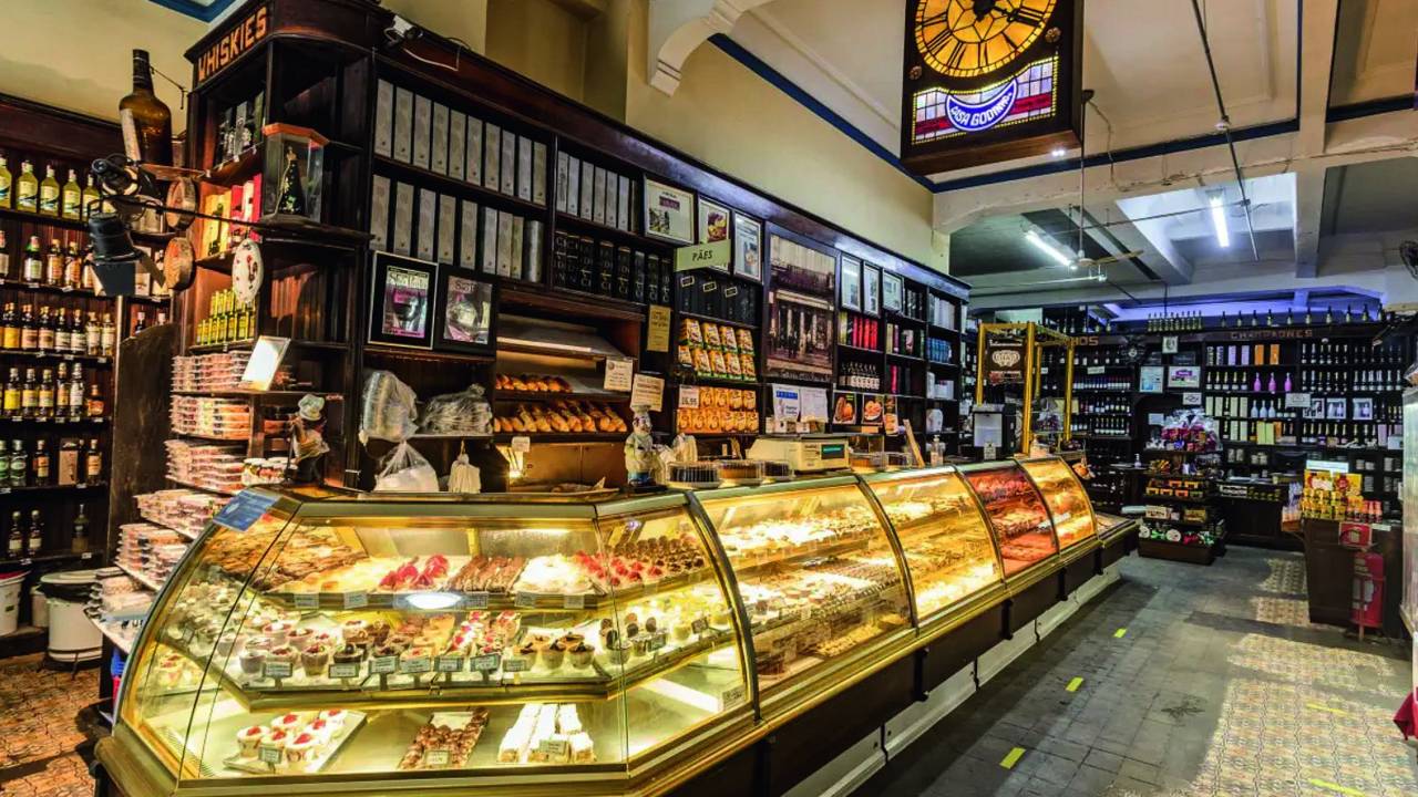 Mercearia com madeira ao fundo e itens para venda