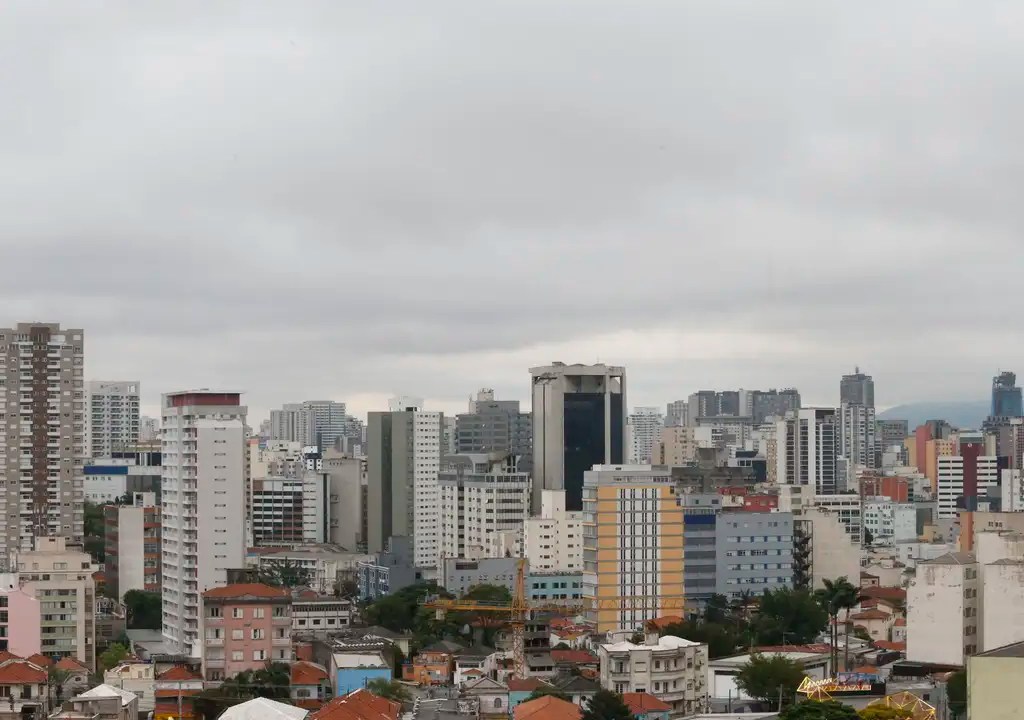 Céu nublado com prédios