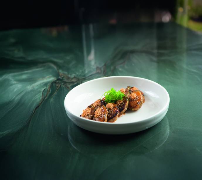 Caco: jiló gratinado com missô com mel e mostarda em grãos Caco: jiló gratinado com missô com mel e mostarda em grãos