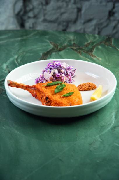 Caco: prime rib suíno com salada coleslawde repolho e maçã verde Caco: prime rib suíno com salada coleslawde repolho e maçã verde