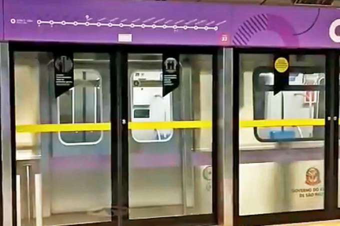 porta metro lilás