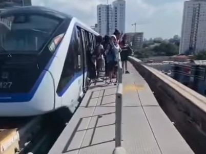Passageiros descem em passarela de emergência do monotrilho