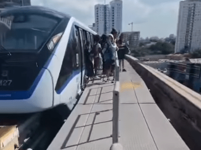 Passageiros descem em passarela de emergência do monotrilho