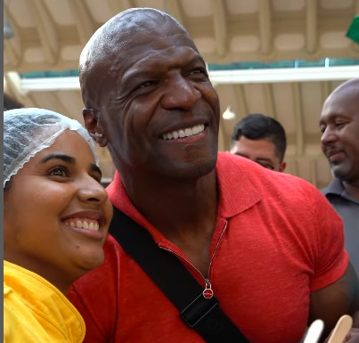 Astro de “As Branquelas” visita Mercadão e come sanduíche de mortadela
