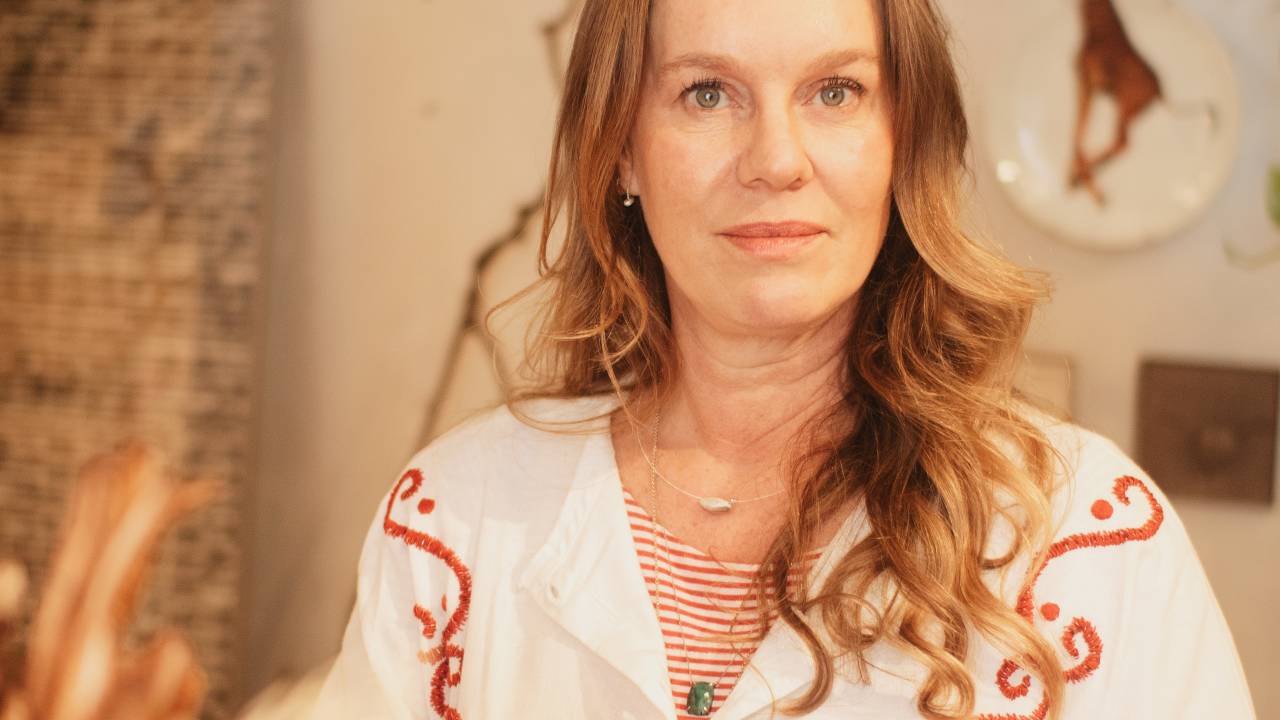 Mulher loira com peça de vime