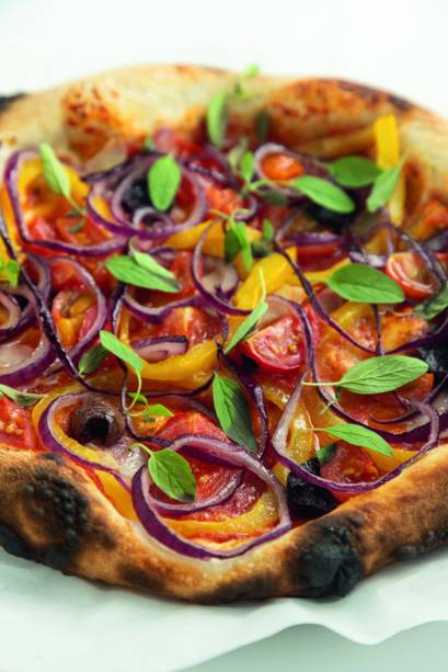 Rato Rosa: pizza que leva o nome da casa, com pimentão amarelo, cebola-roxa, azeitona preta e tomate-cereja Rato Rosa: pizza que leva o nome da casa, com pimentão amarelo, cebola-roxa, azeitona preta e tomate-cereja