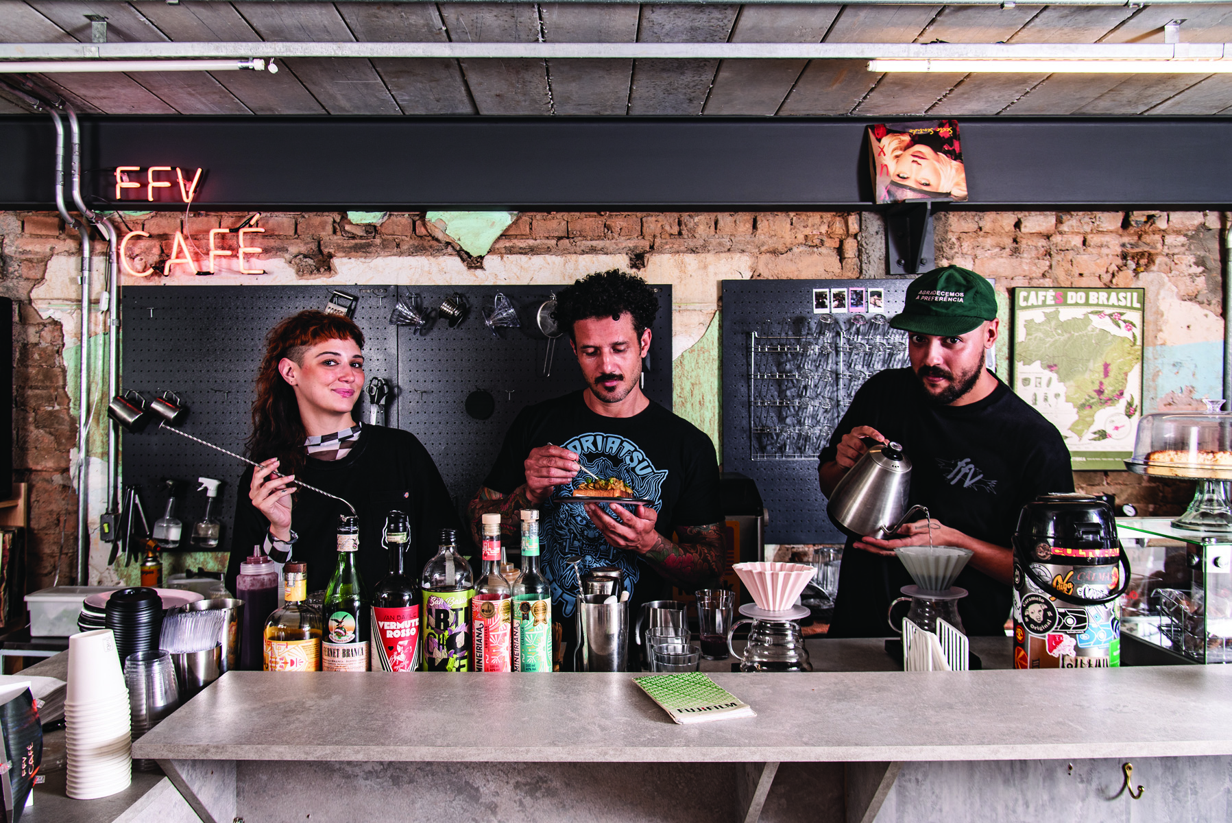 Pessoas preparando receitas na cozinha e sorrindo