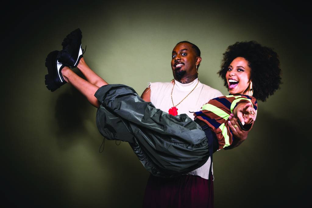 Espetáculo mistura Libras e português para narrar história de um casal