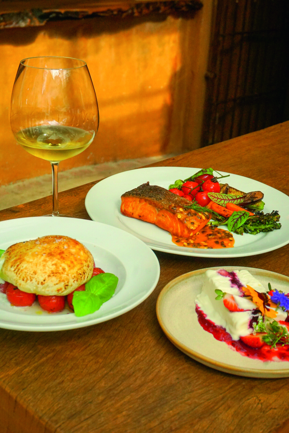 Refúgio_ burrata assada no forno a lenha + Salmão grelhado com molho maracujá + Semifredo de frutas vermelhas _ Bryan Galdino Divulgação.jpg Refúgio_ burrata assada no forno a lenha + Salmão grelhado com molho maracujá + Semifredo de frutas vermelhas _ Bryan Galdino Divulgação.jpg