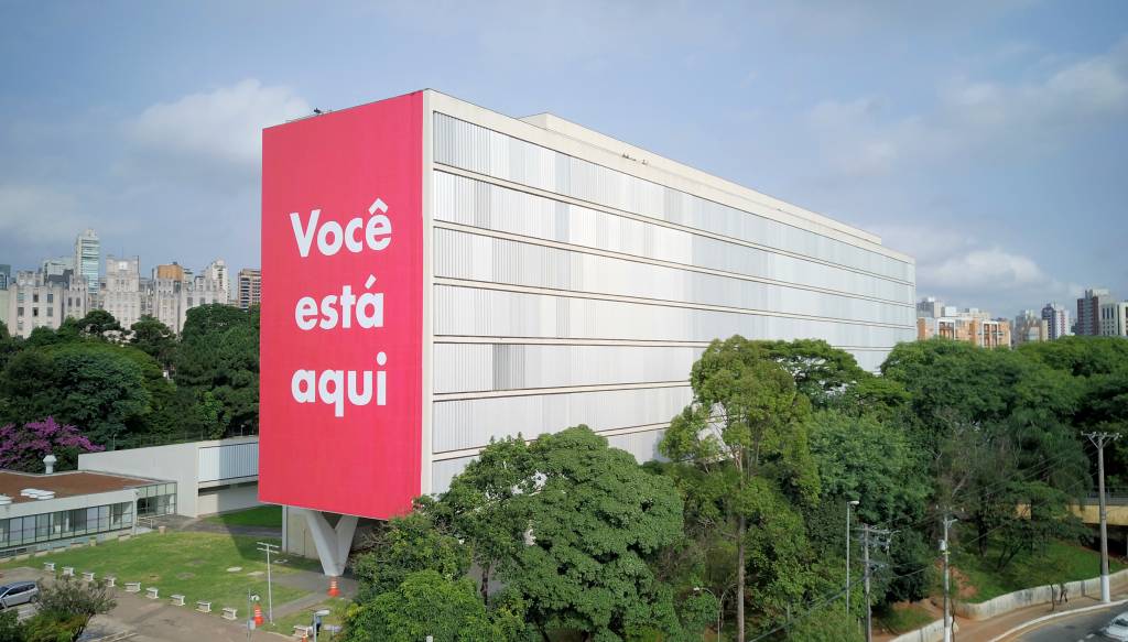 O poema Você está aqui em grande escala: na empena do MAC-USP