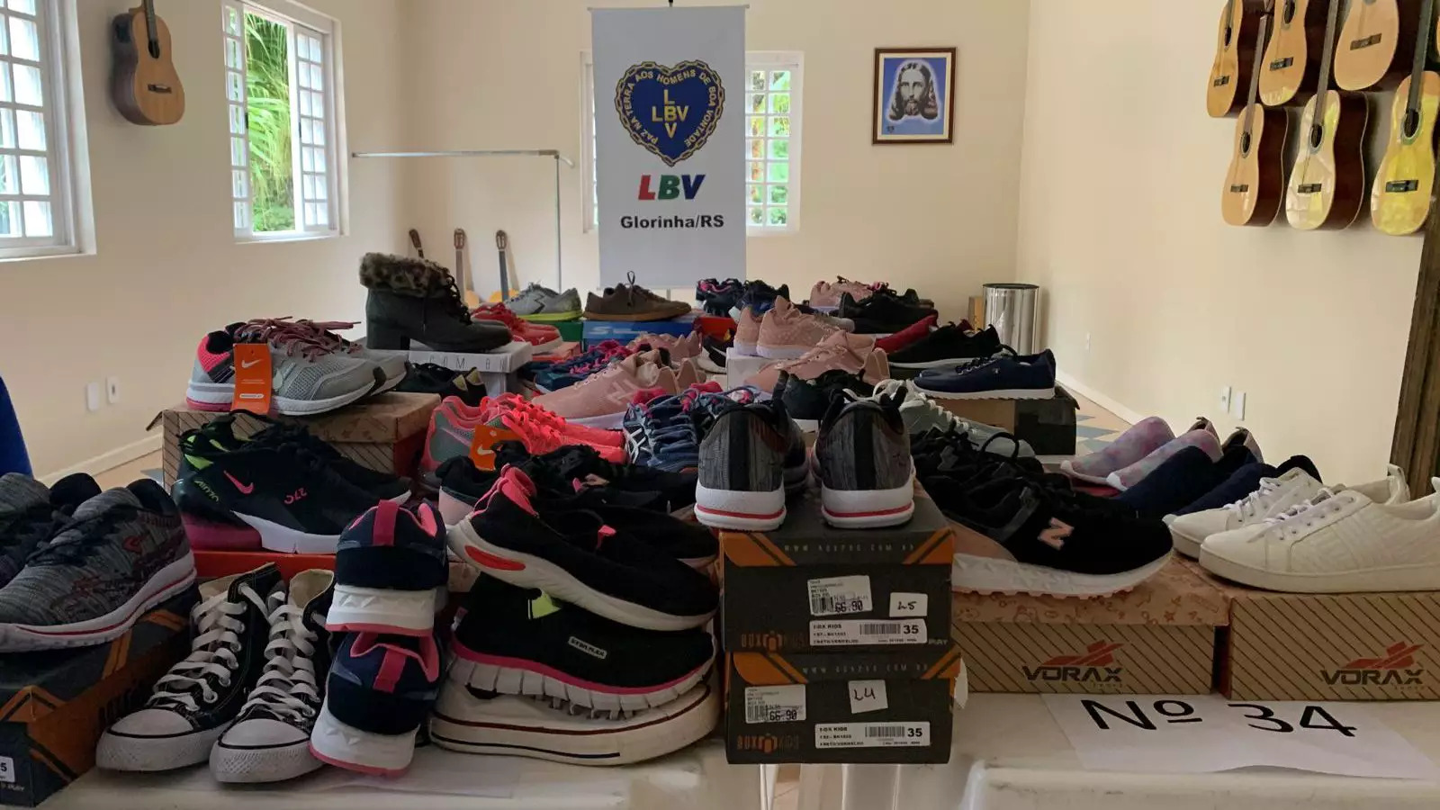 Campanha de inverno arrecada sapatos para crianças e adolescentes em Cidade Dutra