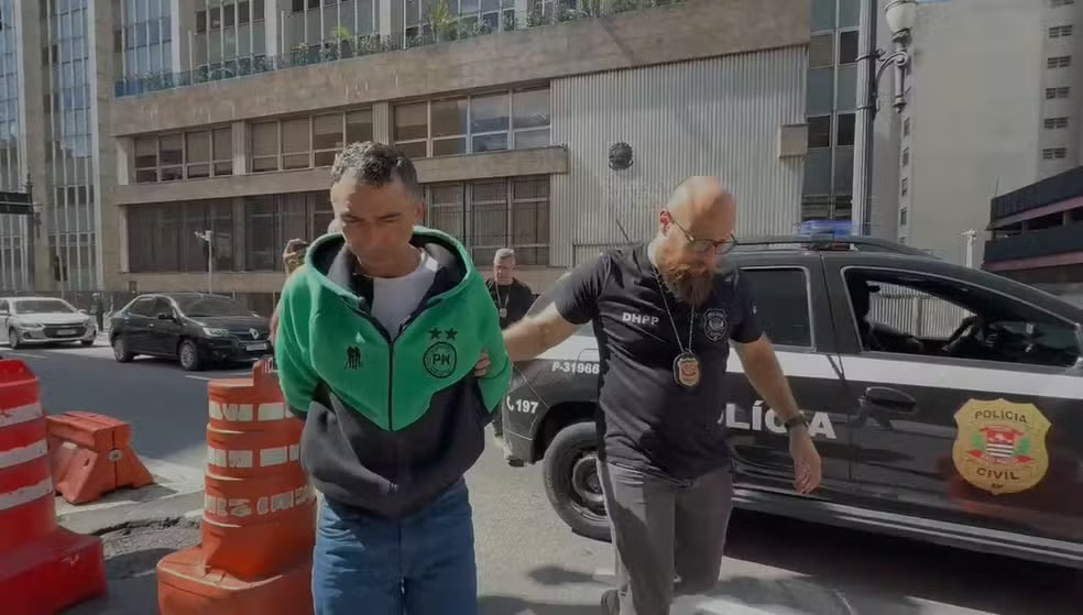 Motociclista é preso por importunação sexual após fazer gestos obscenos a mulher no trânsito