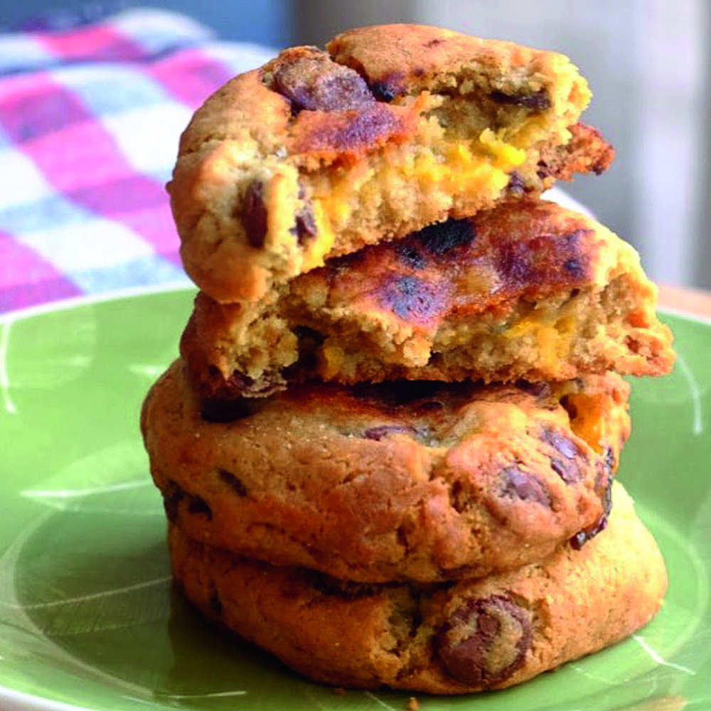 Cookies empilhados em prato verde