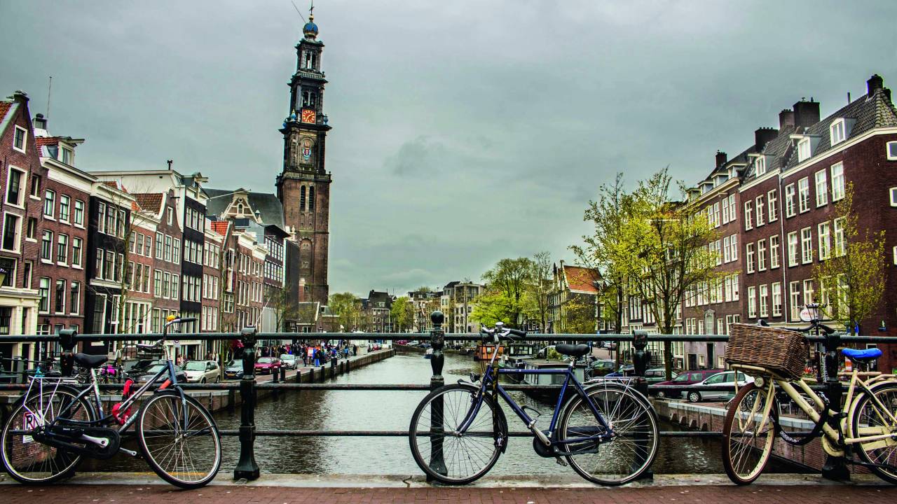 Foto de canal e prédios de Amsterdã