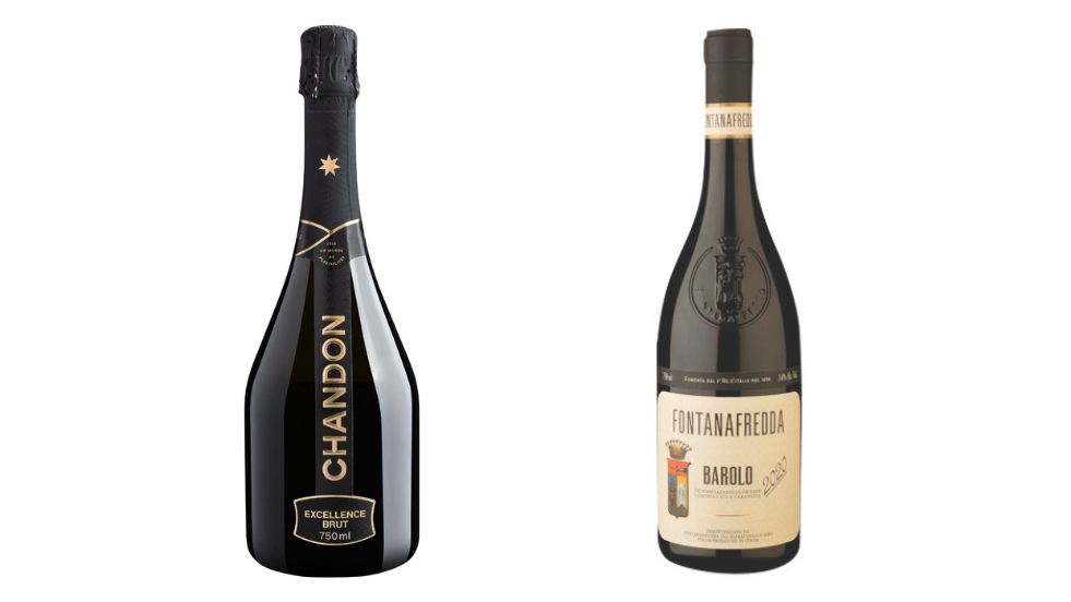 Duas garrafas com fundo branco