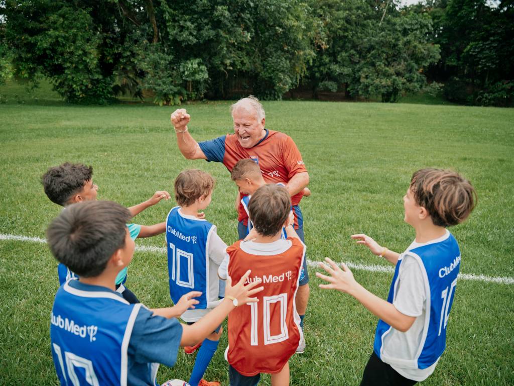 Club Med realiza nova edição de escola de futebol do Zico para crianças