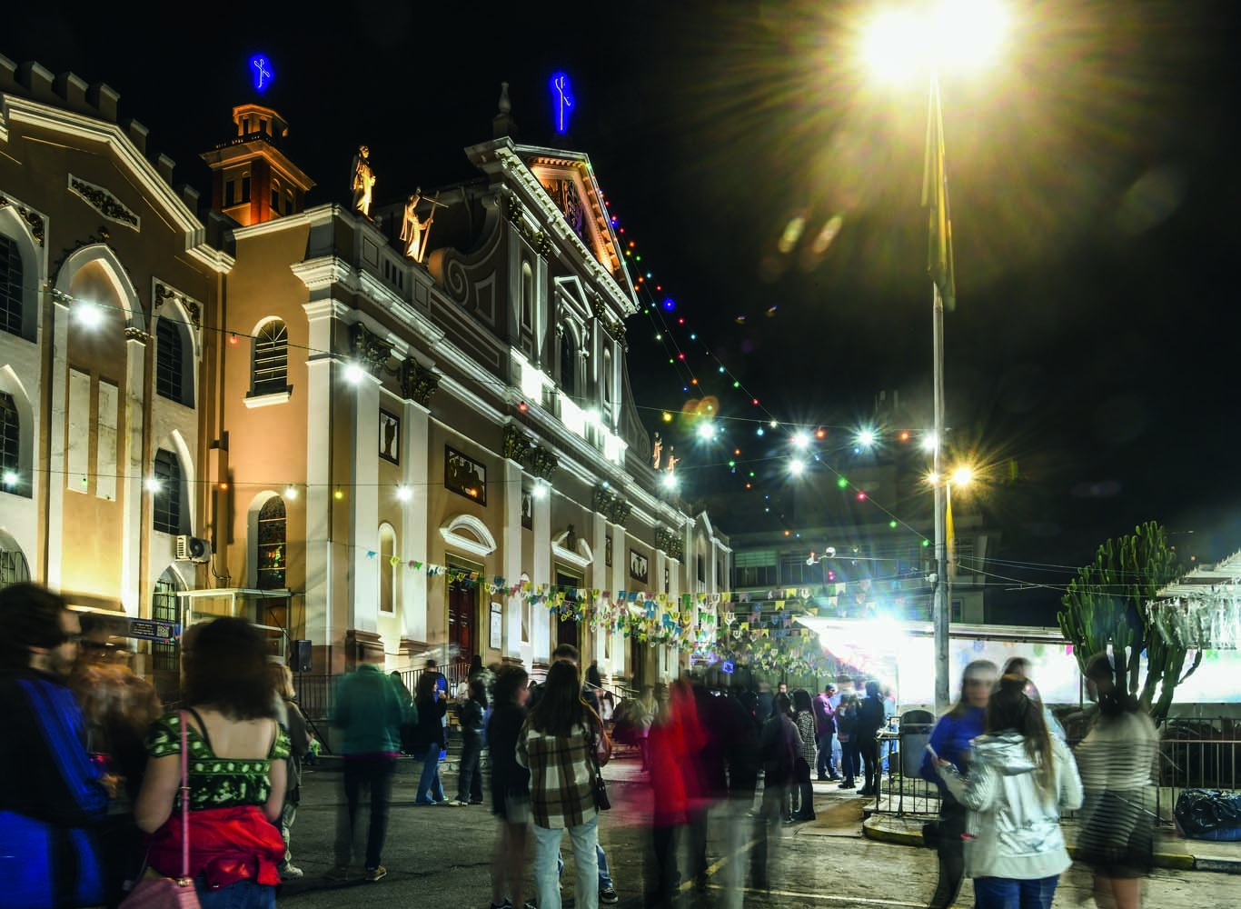 Pessoas na festa em frente a uma igreja