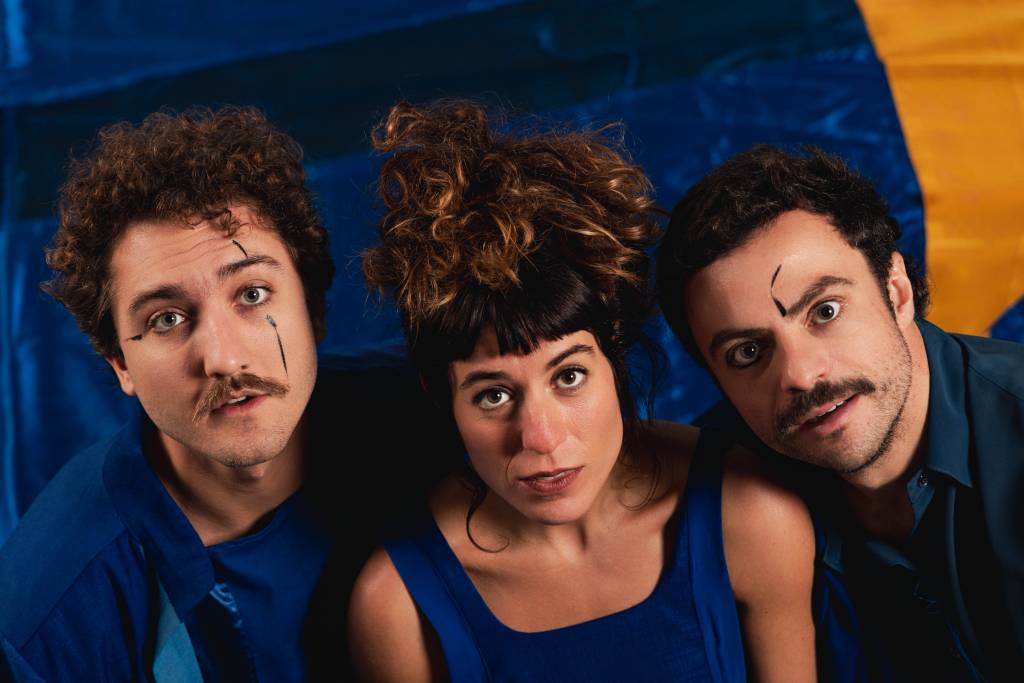 Aventura literária transforma pequeno espaço em palco