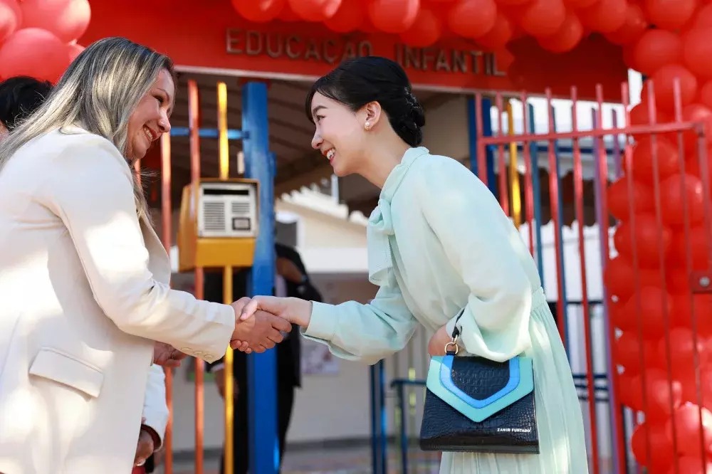 Princesa do Japão usa bolsa artesanal feita no Brasil