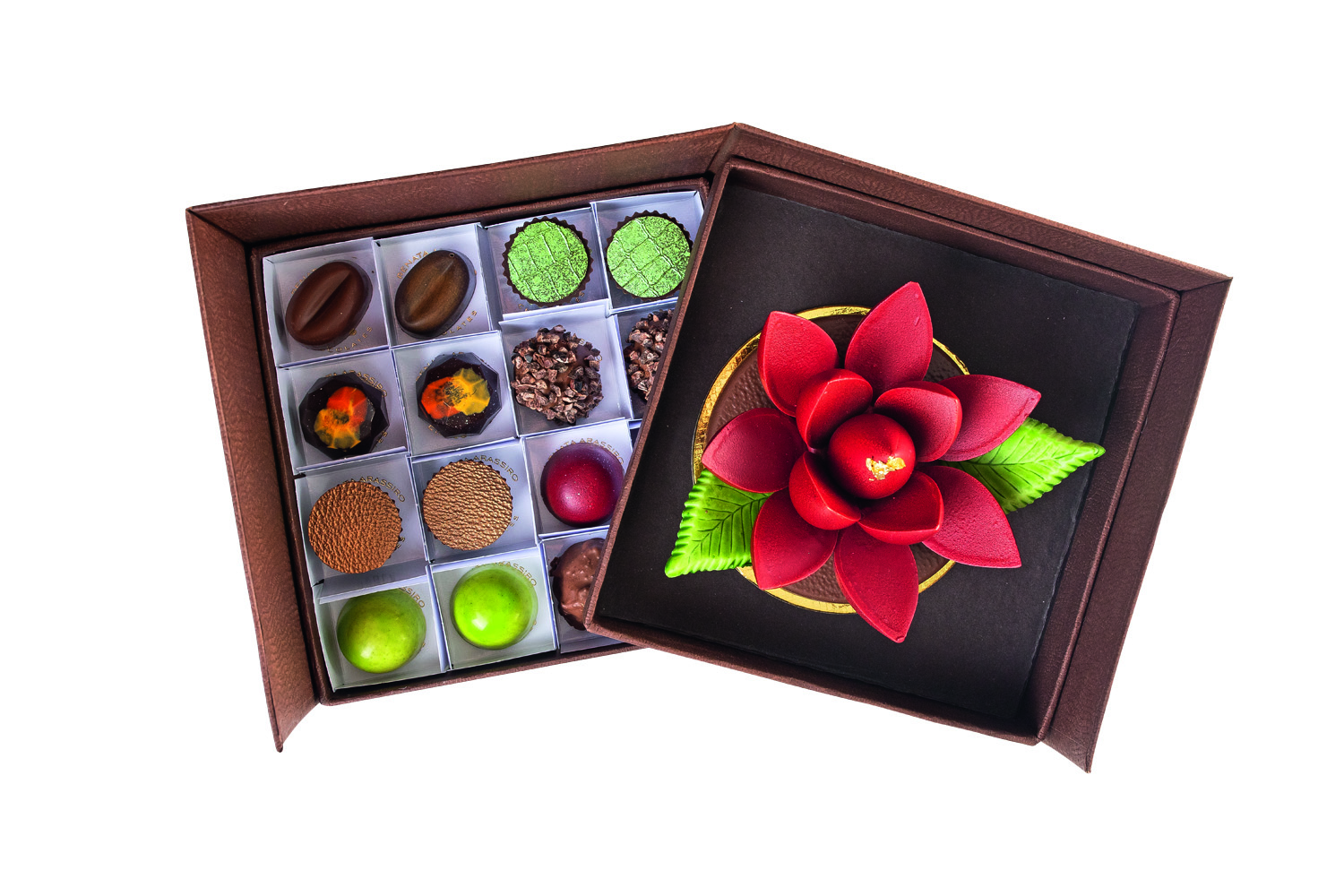 Caixa com v&aacute;rios bombons e flor vermelha em cima