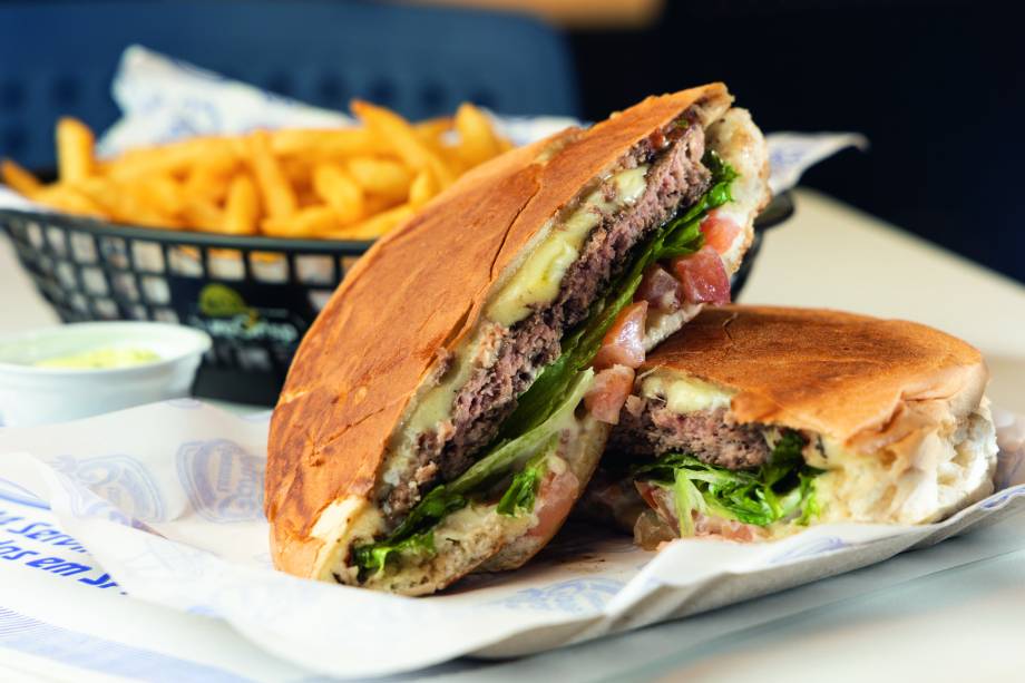 São Carlos Lanches: x salada e porção de batata frita ao fundo São Carlos Lanches: x salada e porção de batata frita ao fundo