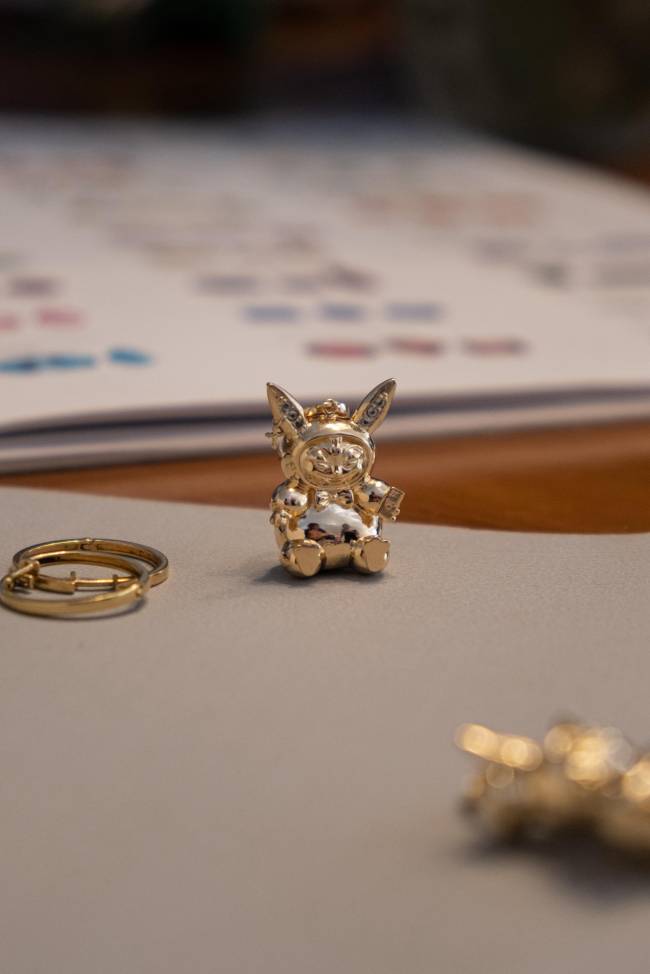 Kadu Dantas lança série de joias colecionáveis inspiradas nos anos 2000