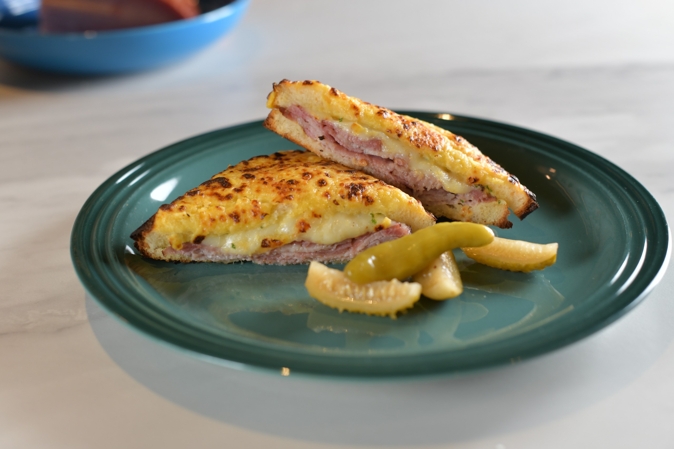 Sandu&iacute;che em cima de prato verde