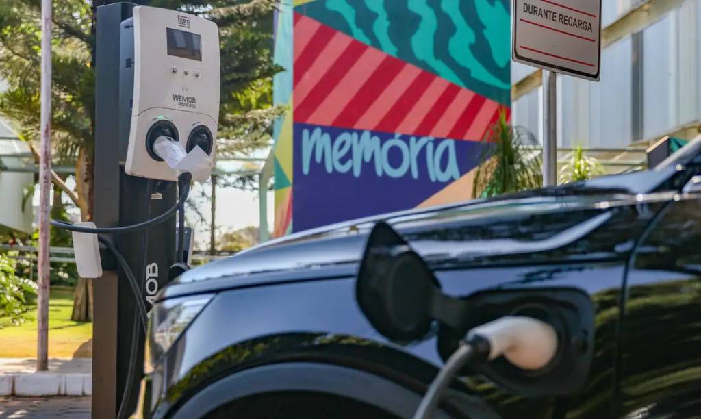 Entenda regras para carregadores de carros elétricos em prédios em SP