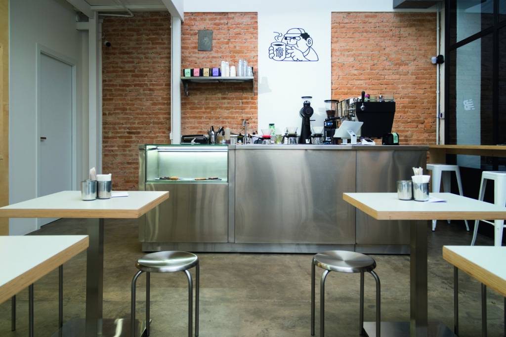 NOTTHESAMO Café Espaço do ambiente com mesas e cadeiras com tijolinhos