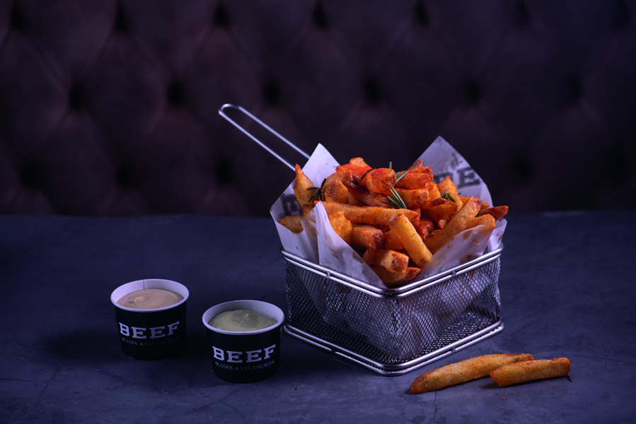 Beef: batata frita com molhos da casa Beef: batata frita com molhos da casa