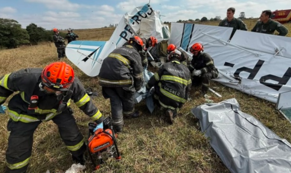 Dois morrem em queda de avião no interior de SP