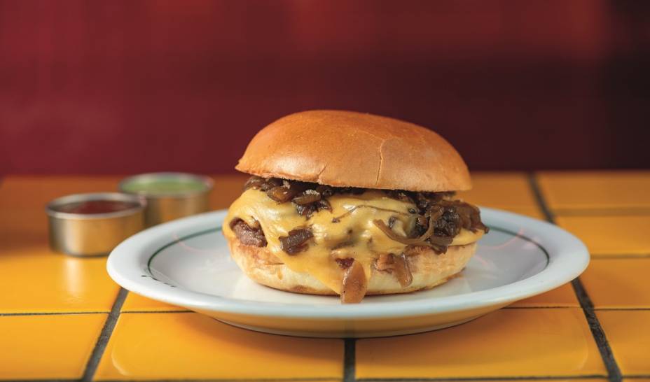 Coringa do Beco: sanduíche bob, com toque de bourbon na cebola caramelada Coringa do Beco: sanduíche bob, com toque de bourbon na cebola caramelada