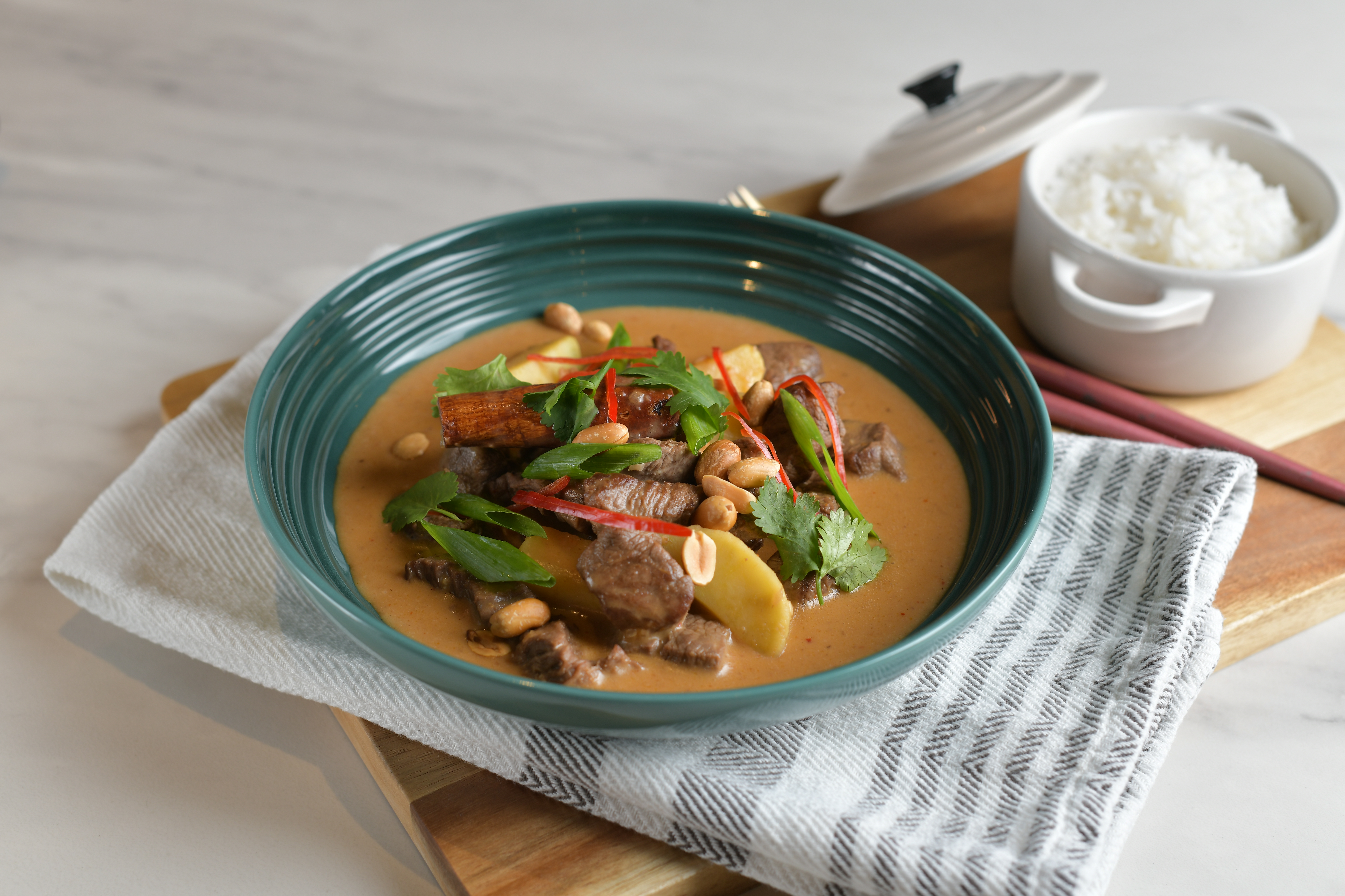 Carla Pernambuco prepara prato na Cozinha do Loren&ccedil;ato