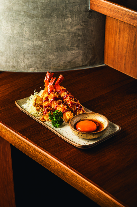 Ebi Mayo do Hir&aacute; Izakaya sobre a mesa