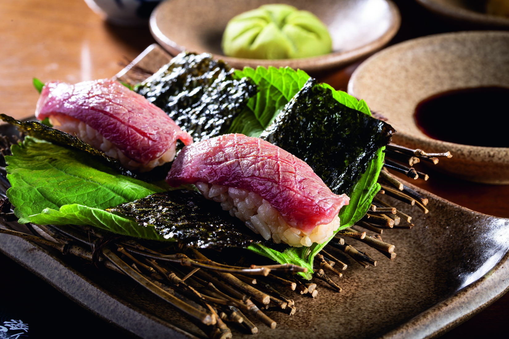 Sushi em cima de alga e folha verde