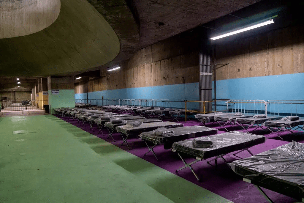 Governo de SP monta abrigo emergencial para frente fria