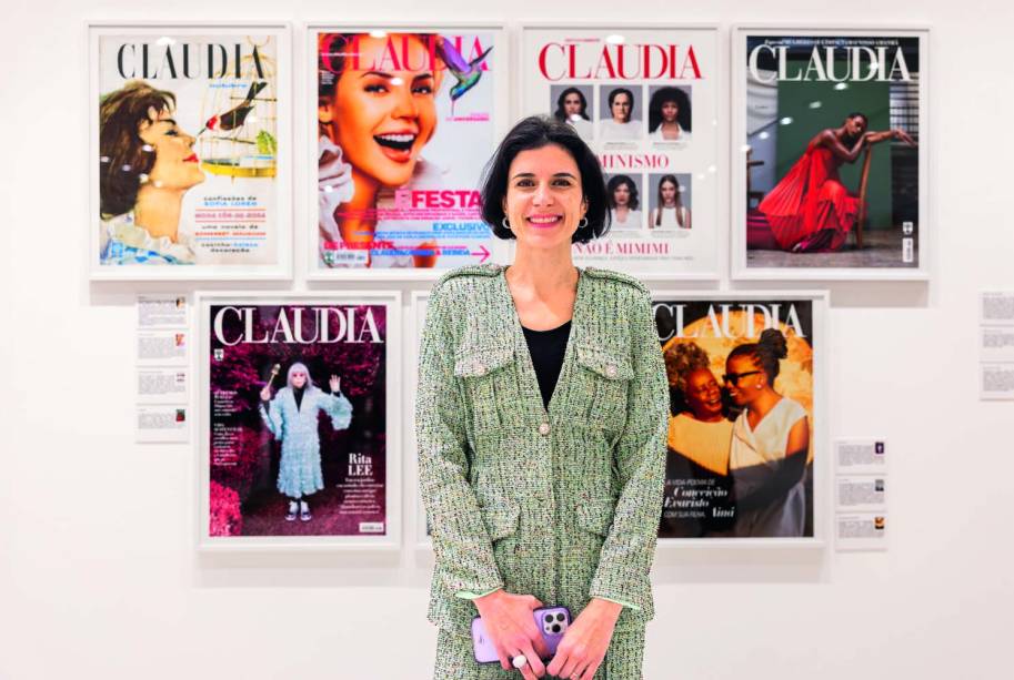 Confeiteira Otávia diante do painel da CLAUDIA