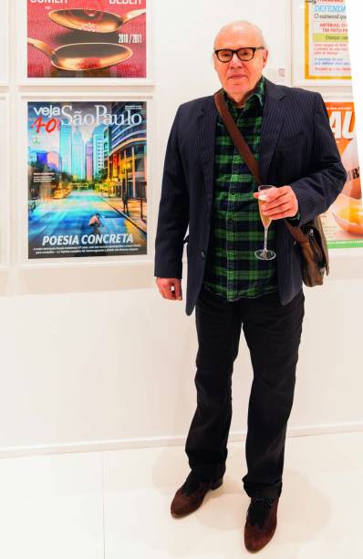 O artista plástico Gregório Gruber diante da capa que fez para VEJA SÃO PAULO