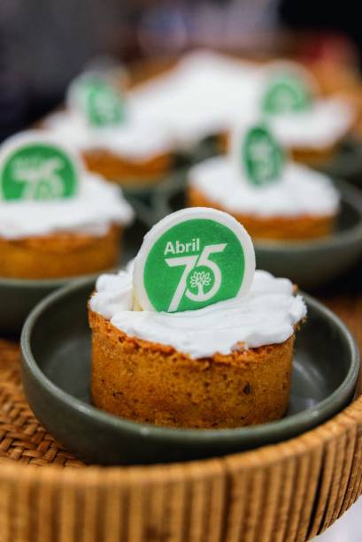 Bolo comemorativo 75 anos