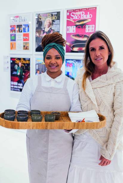 A chef Morena Leite (à dir.), responsável pelo coquetel