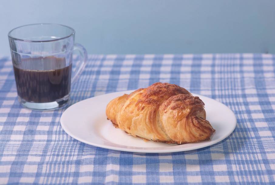 Brioche Brasil: croissant recheado de presunto e queijo e café coado