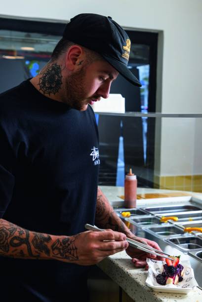 Navarro Cheesecake: Mateus Navarro montando a fatia de frutas vermelhas Navarro Cheesecake: Mateus Navarro montando a fatia de frutas vermelhas