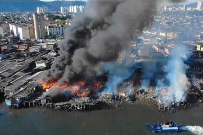 Incêndio de grande proporção atinge palafitas em Santos e mulher morre