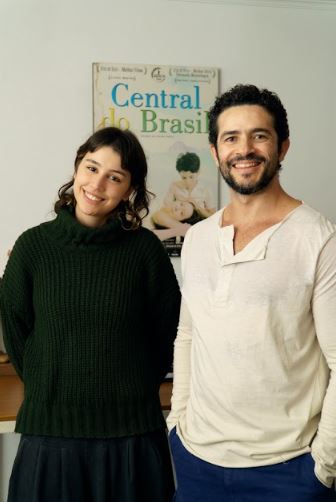 A repórter Laura Pereira Lima com o ator Vinícius de oliveira