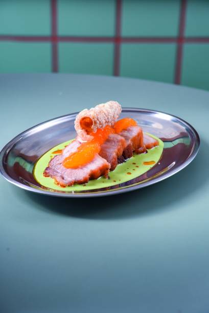 Lena: torresmo ao molho de ervas, iogurte, pimenta e limão-capeta