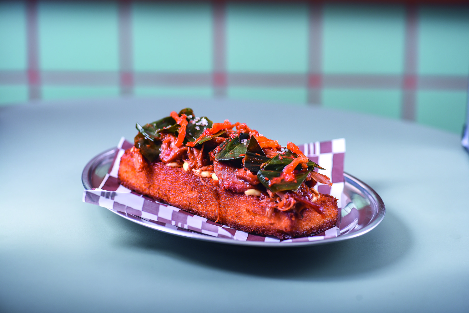 Lena – Broa de milho, frango pinga e frita desfiado e kimchi de ora pro nobis