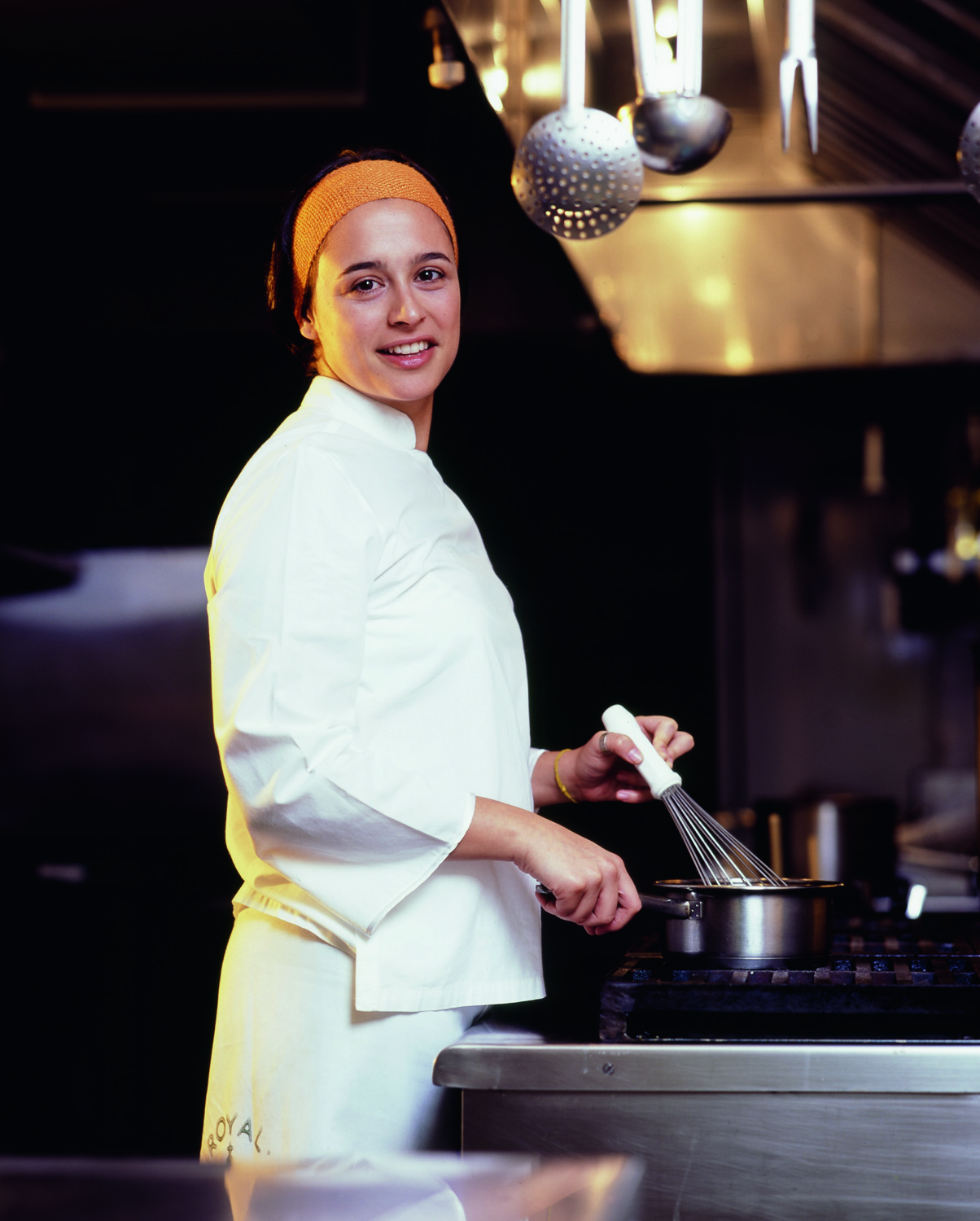 Mulher cozinhando e sorrindo