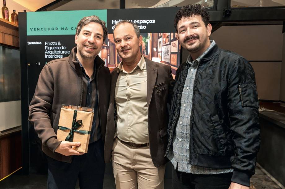 Fabrício Frezza e Gabriel Figueiredo, ganhadoresde Hall ou Espaço de Circulação, e Mattheus Goto