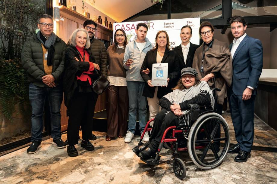 A secretária municipalda Pessoa com Deficiência,Silvia Grecco, entrega certificaçãoaos curadores e convidados