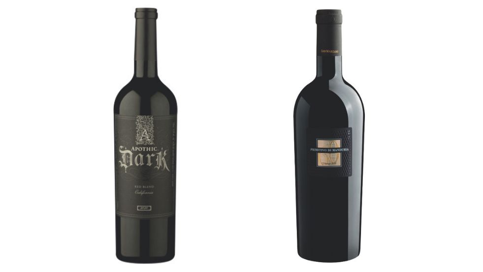 Duas garrafas com fundo branco